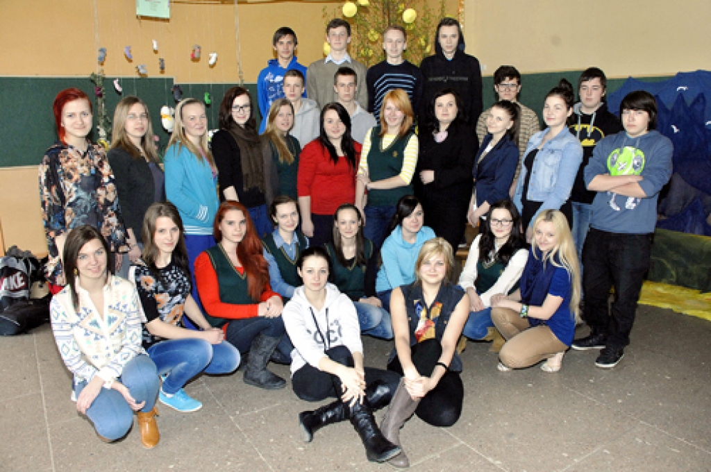 BAUSKAS VALSTS ĢIMNĀZIJAS 9.B KLASE: Monta Cera, Rihards Cvetkovs, Jānis Vanags, Kitija Penava, Anija Augule, Anete Zandere, Edijs Breijers, Jānis Paškevics, Laura Raucka, Lauma Zelča, Andrija Judina, Adrija Sovāne, Monta Krilova, Linarda Metene, Elīna Borisāne, Kelija Macpane, Renāte Bubinska, Agate Aleksandrova, Kārlis Lībietis, Elva Jēkabsone, Mārtiņš Naika, Roberts Zoliņš, Anrijs Janševskis, Sintija Spuriņa, Linda Beinerte, Dana Grumsle, Roberts Krūze, Patrīcija Avotiņa. Klases audzinātāja Linda Razalinska. Fotografēšanās brīdī klāt nebija Roka Jankauska. 