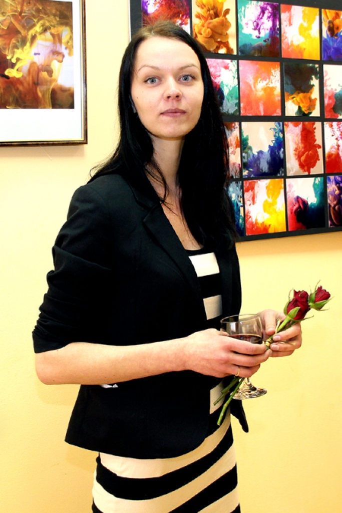 Elīna Ozola beigusi Latvijas Kultūras akadēmijas Kultūras koledžas mākslas menedžmenta un fotogrāfijas nodaļu.