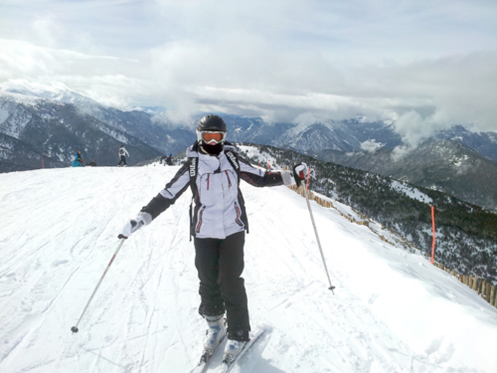 Ineta nodrošinājusies pret visu, zinot, kādi apstākļi valda kalnu kores augšpusē. Negantajām vēja brāzmām atklāts tikai degungals.