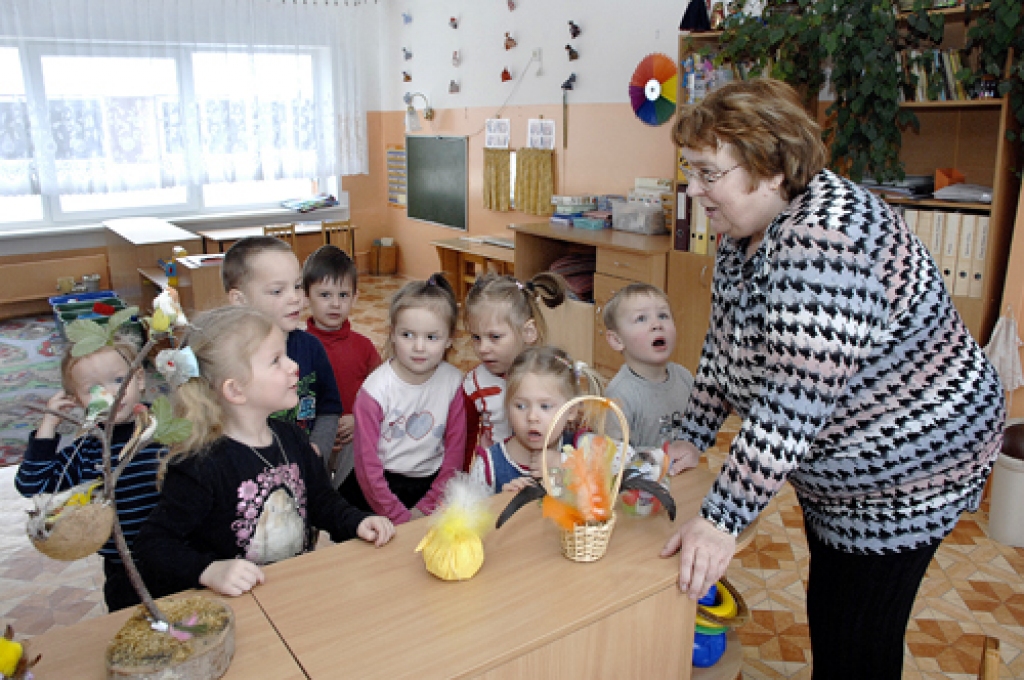 Danute Kuruļenko, Bērsteles pirmsskolas grupas audzinātāja, kopā ar bērniem. 