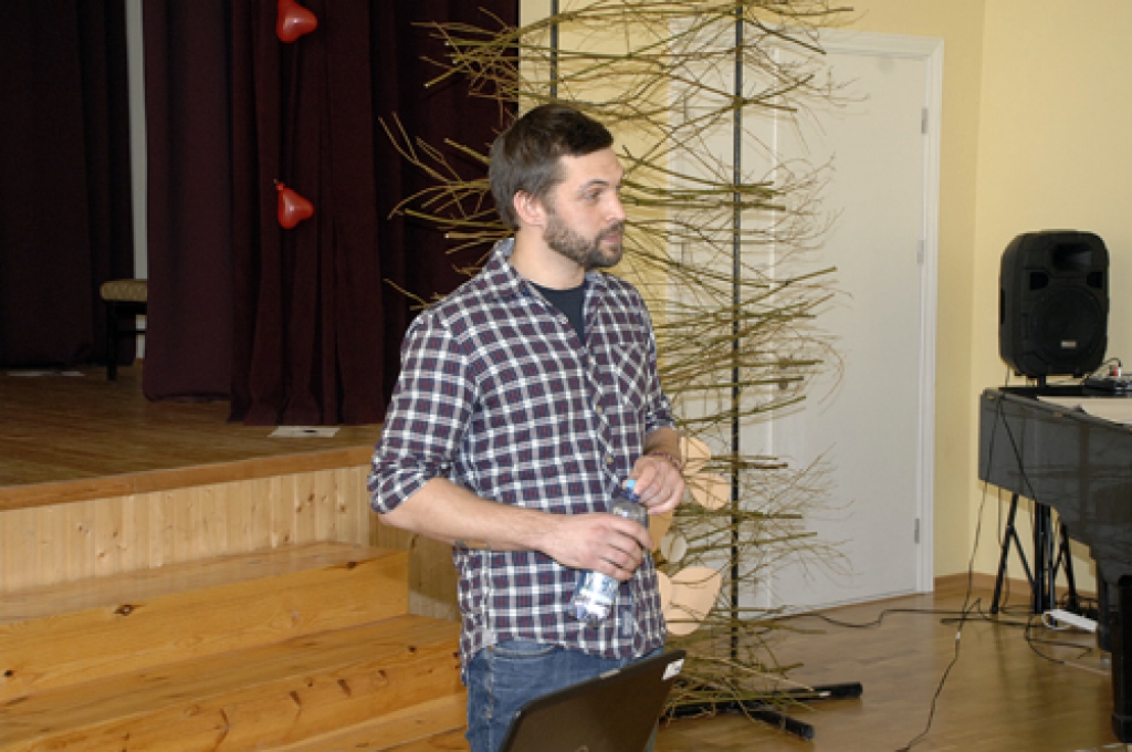 MārCis Pļaviņš par savām pasaules apceļotāja gaitām pirms neilga laika stāstīja Rundāles novada jauniešiem.