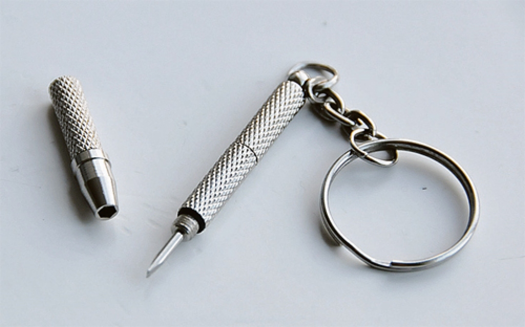 Piekariņš un reizē arī četri  skrūvgrieži smalkiem darbiem,  arī briļļu kājiņu skrūvju pievilkšanai. Briļļu tehnisko apkopi vēlams veikt regulāri kaut vai pašu spēkiem.