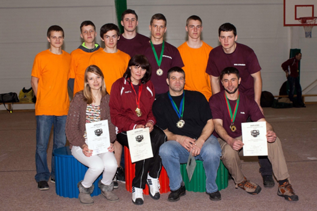 Vecumnieku sporta kluba svarbumbas cēlāju komanda. Pirmajā rindā otrā no kreisās – Latvijas rekordiste Sanita Juškevica. 