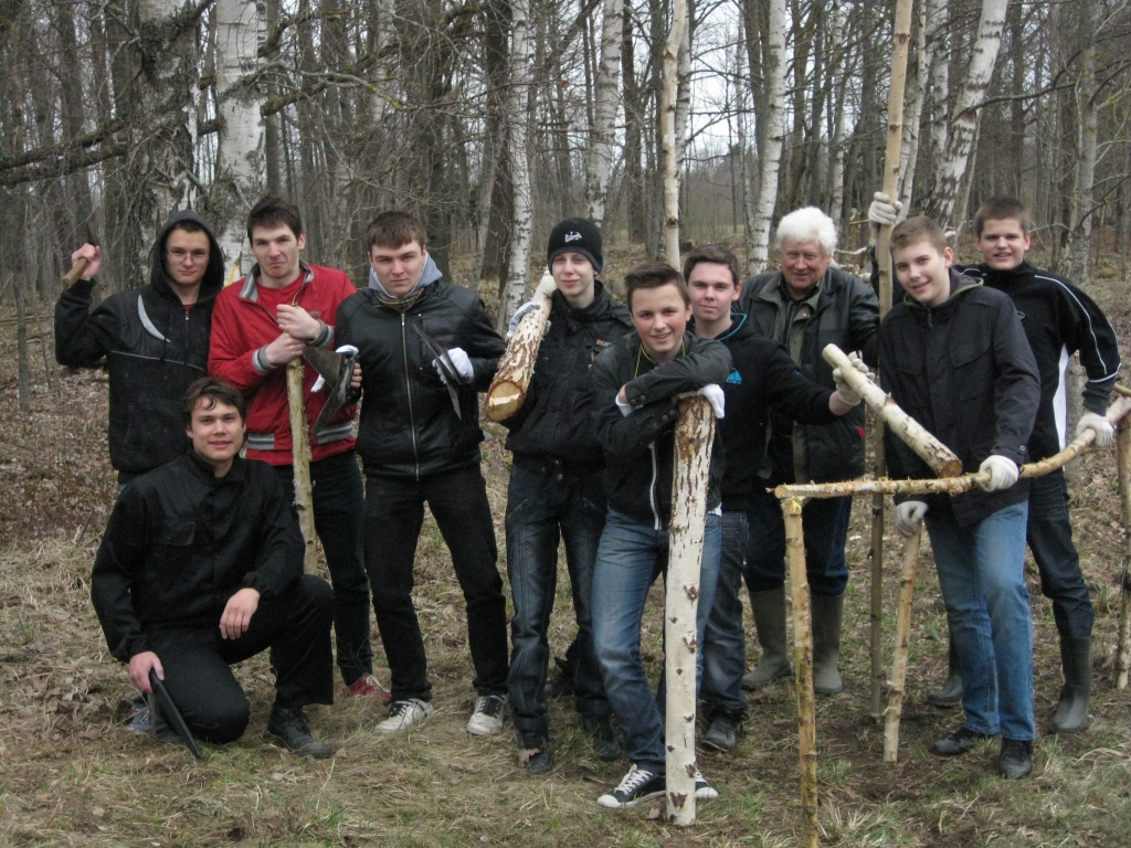 Bauskas Valsts ģimnāzijas skolēni «Billīšu» topošajā Dzejnieku takā uzstādīja margas, lai iezīmētu pastaigas loku.
Autors: No albuma.