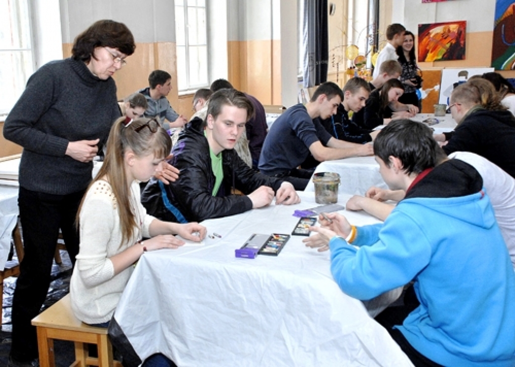 Svitenē gleznotājas Īras Rozentāles vadībā festivāla dalībnieki veido mākslas darbu par pavasara tēmu. Priekšplānā internacionālā komanda – Margarita Margeviča (Baltkrievija), Ričards Kruļikovskis (Latvija) un Rasmuss Karits (Igaunija).
Autors: Ivars Bogdanovs