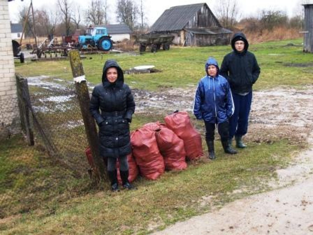 Rosmes ciemata čaklie talkotāji Tatjana un Irina Žarko, Vadims un Deniss Almašiji bija priecīgi saņemt no pašvaldības dārznieces Sarmītes Avotas pateicību par vides sakopšanu.
Autors: Antra Ērgle
