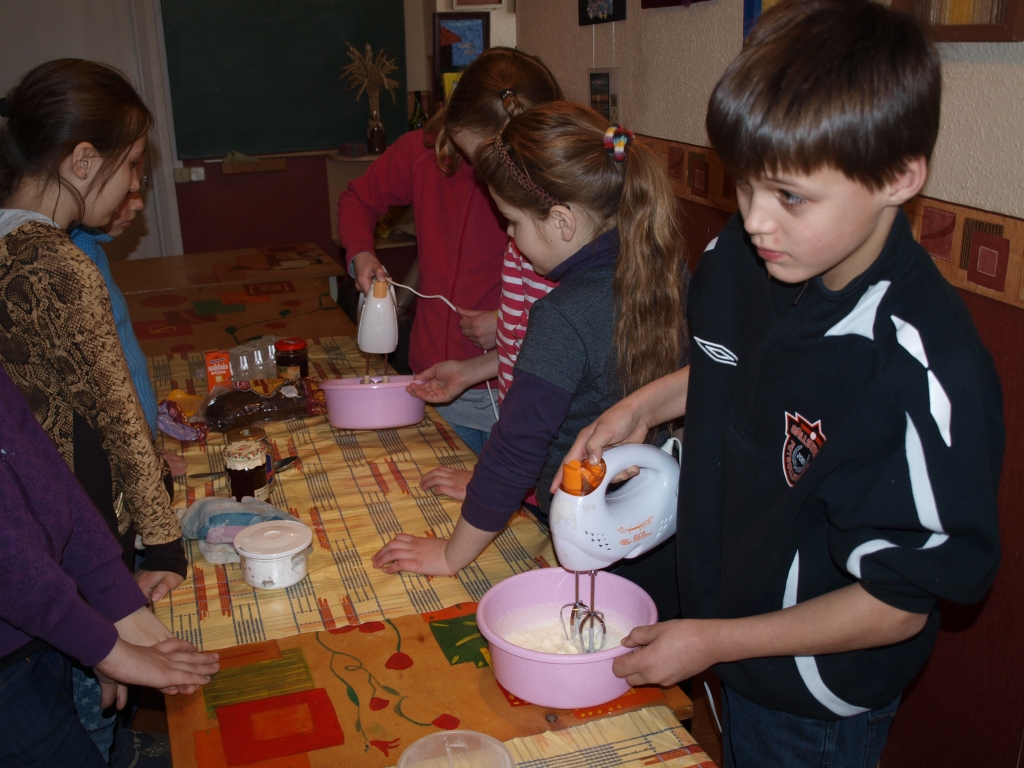 Skolēni prezentē pašu gatavotos ēdienu – rupjmaizes ruleti un rupjmaizes torti. Top komandas mājas darbs.
Autors: No albuma.