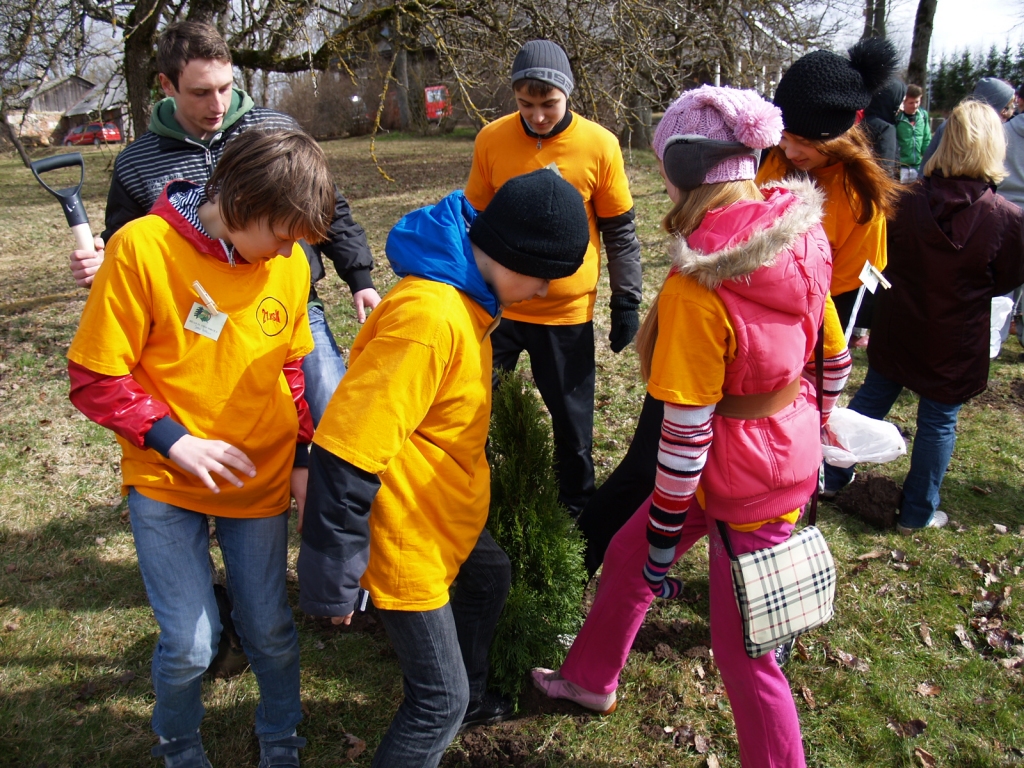 Ciemiņu komanda no Rīgas 21. vidusskolas stāda līdzatvesto kociņu kopā ar topošo mežsaimnieku Edgaru Ērgli.
Autors: Antra Ērgle