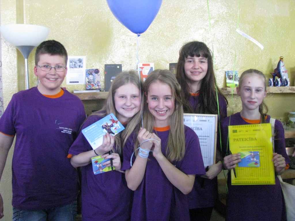 Bauskas pilsētas pamatskolas 5.a klases komanda «Spridzeklīši» – Roberts Rēbuks (no kreisās), Elīna Stašāne, Paula Kristiāna Daugule, Dinija Salasgrāve un Luīze Druviņa.
Autors: No albuma.