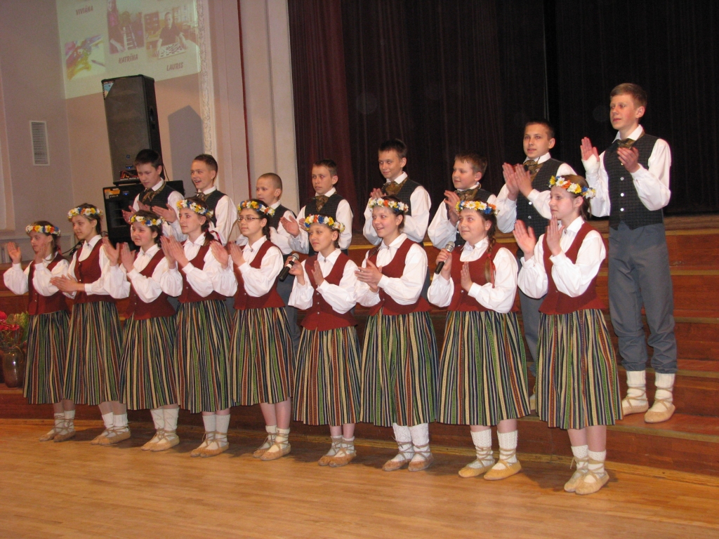 Bauskas 2. vidusskolas 6.b klase konkursā ieguva 2. vietu. Šajā klasē visi audzēkņi dzied un dejo tautas dejas. 
Autors: Vilnis Auzāns