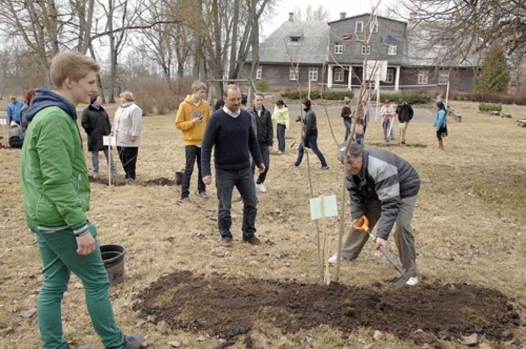 Dzimtmisas pamatskolas parkā 23. aprīlī kokus stādīja Somijas, Turcijas, Ungārijas, Islandes, Čehijas, Vācijas, Polijas un Latvijas pārstāvji.
Autors: Ivars Bogdanovs