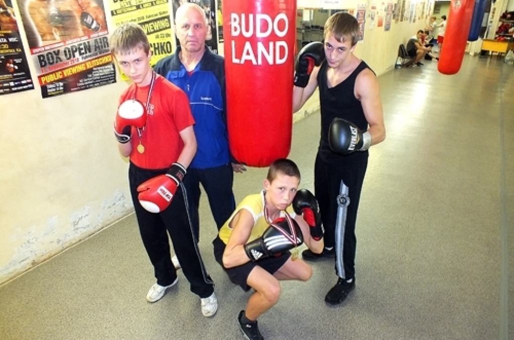 Bauskas jaunie bokseri Ervīns Mališevs (no kreisās), Ričards Ozols, Rokas Jaunkauskas ar treneri Valēriju Hrustaļovu.
Autors: No «Bauskas Dzīves» arhīva.