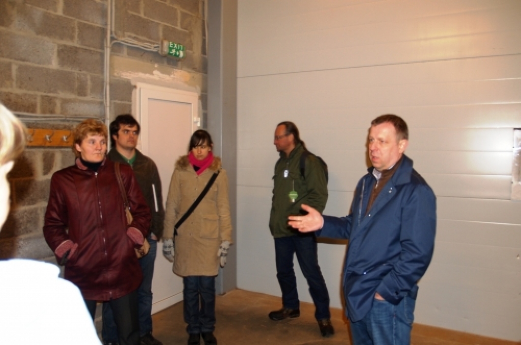 Donats Vaitaitis (no labās) skaidro lauku konsultantiem Iecavā ražojamā produkta «Baltiprot» priekšrocības.
Autors: No «Bauskas Dzīves» arhīva.