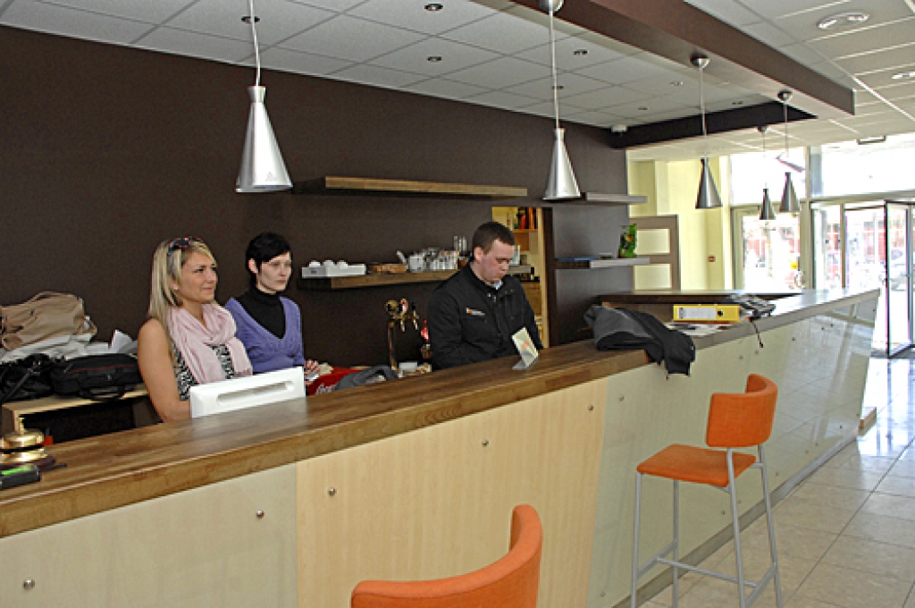 Līdz ar saimnieka maiņu ir cerības uz apmeklētāju, arī darba apjoma pieaugumu. Paredzēts, ka viesnīcā būs desmit jaunas darba vietas. 
Autors: Ivars Bogdanovs