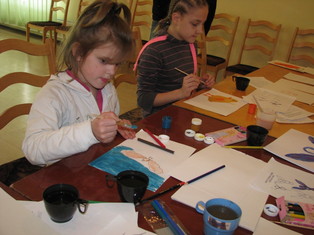 Samanta Rikmane prot zīmēt skaistus putnus. Kādas sugas dziedātājs šis būs, to meitene gan nemāk pateikt.
Autors: Vilnis Auzāns