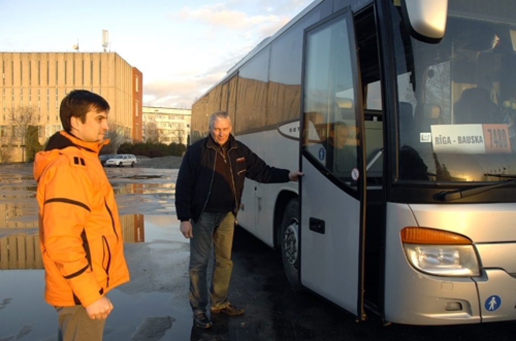 SIA «Sabiedriskais autobuss» vadītājs Vitālijs Komars (no kreisās) ar šoferi Raulu Nikolajevu.
Autors: No arhīva.