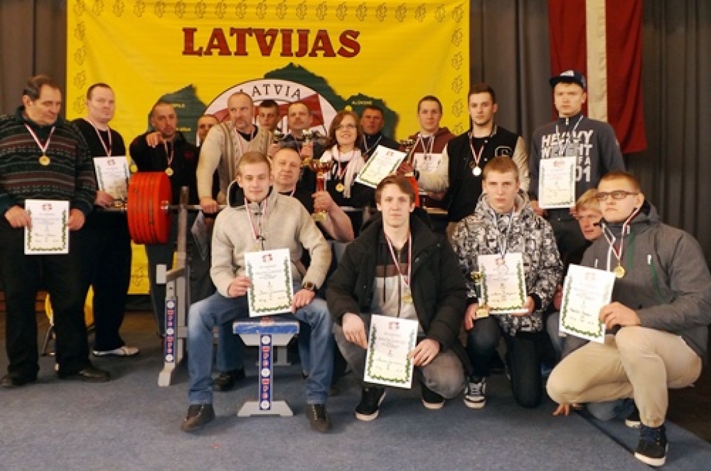 «Bauskas atlēts» svaru stieņa spiešanas komanda. 
Autors: No albuma.