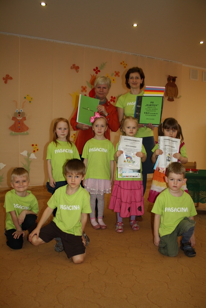 Grupas «Pasaciņa» pasaku autori ar grāmatām.
Autors: No albuma.