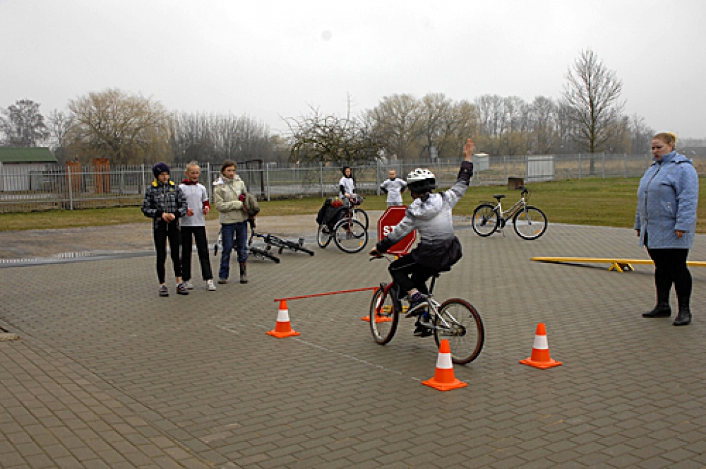 Sacensībās «Jauno satiksmes dalībnieku forums» pērn Bauskā uzvarēja Codes pamatskolas audzēkņi. Šīs mācību iestādes komanda sacensībām pieteikusies arī šogad. 
Autors: Ivars Bogdanovs