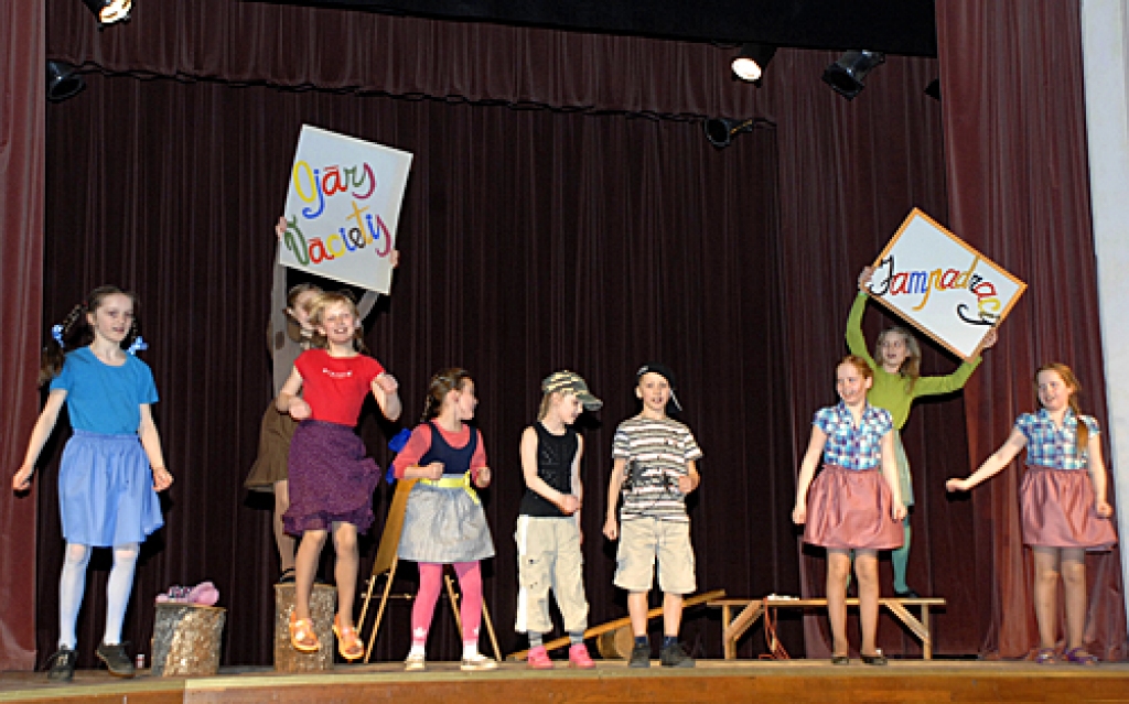 Pilsrundāles vidusskolas Svitenes struktūrvienības audzēkņi par literāro uzvedumu «Jampadracis» saņēma 1. pakāpes vērtējumu. 
Autors: Ivars Bogdanovs