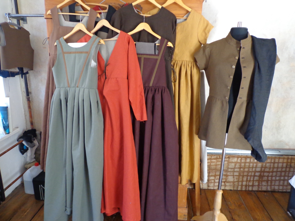 Tērpi gatavi savai pirmajai dejai. 
Autors: L. Asare