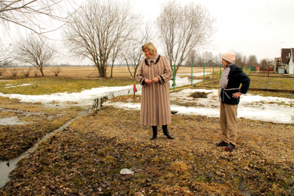 Mārīte Agruma (no kreisās) un Ņina Vinka, Īslīces pagasta Bērzkalnu iedzīvotājas rāda vietu kur no lielā lauka uz mājām plūst ūdens. 
Autors: Uldis Varnevičs