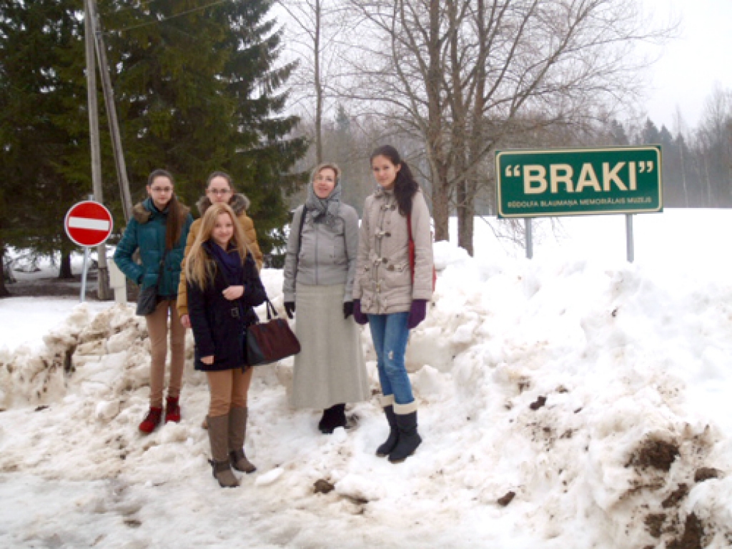 Konkursa «Blaumaņa brīnumzālītes» laureātes Inga un Ina Jajus, Eva Linde un Lauma Zelča (priekšplānā) apmeklēja rakstnieka memoriālo māju Ērgļu novada «Brakos», kopā ar viņām Bauskas mākslas skolas pedagoģe Signe Pansova (otrā no labās). 
Autors: Luīze Līva Levko