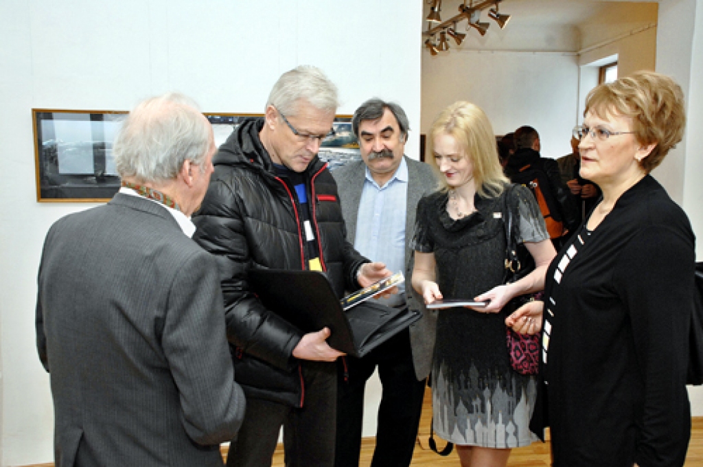 Tautas fotostudijas «Bauska» biedri Laimonis Šulcs, Arnis Indriks, Nikolajs Ševirjovs, Linda Kaufmane un Zenta Reliņa izstādes atklāšanā.
Autors: Ivars Bogdanovs