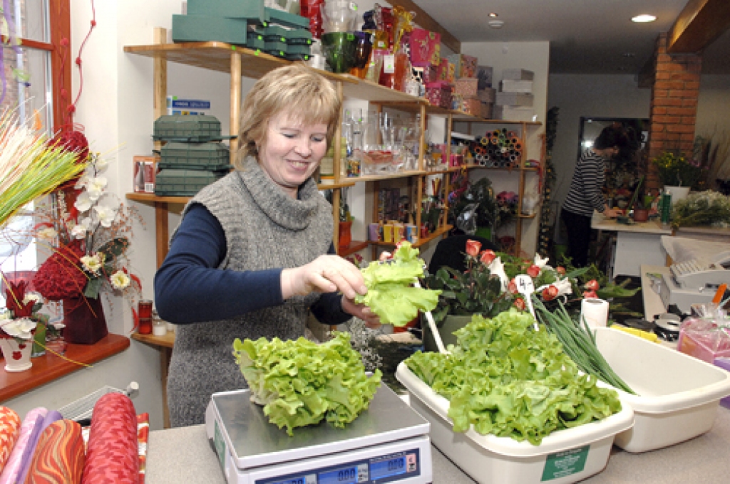 Daina Kaspardena pircējam iesver 100 gramu salātu. 
Autors: Ivars Bogdanovs