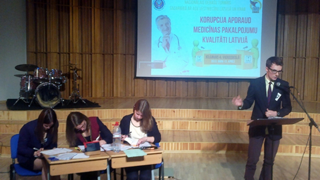 Latviski debatējošo grupā par šī gada tēmu «Korupcija apdraud/neapdraud medicīnas pakalpojumu kvalitāti Latvijā» Bauskas un Iecavas labākās komandas zaudēja pretiniekiem pusfinālā.
Autors: no rīkotāju arhīva