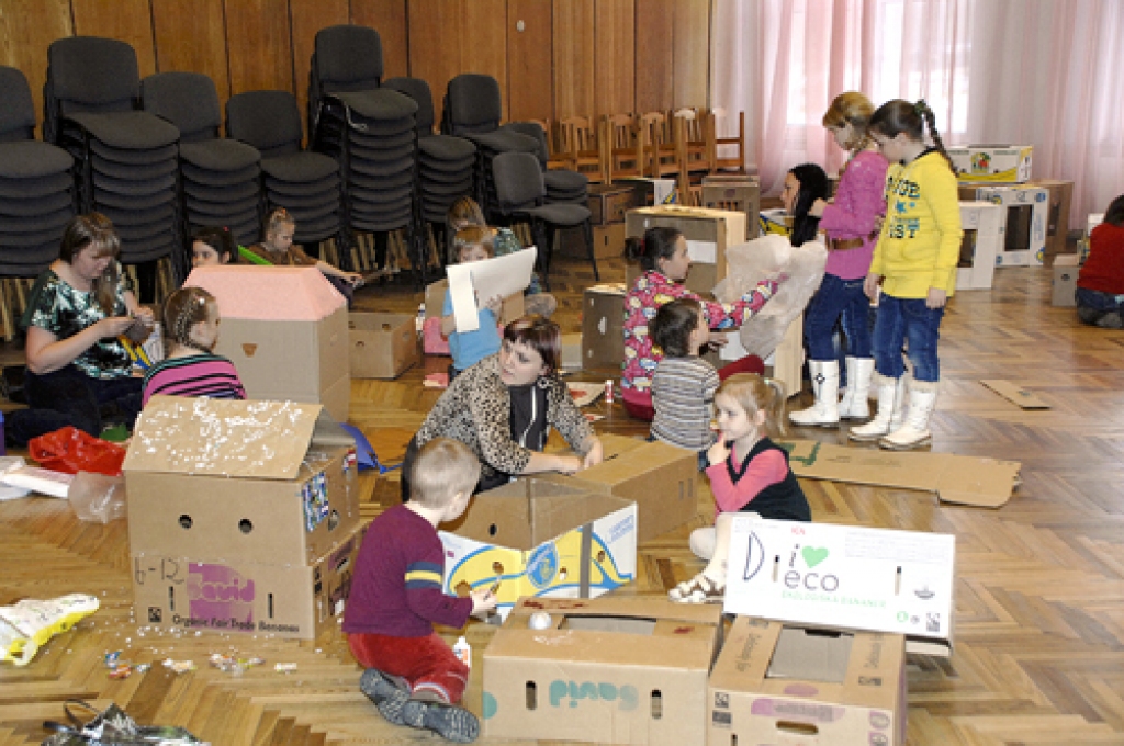 Vecāki ar bērniem ķērušies pie leļļu māju būvdarbiem – kartona kastes vakara gaitā tika izcaurumotas, nokrāsotas un aplīmētas.
Autors: Ivars Bogdanovs