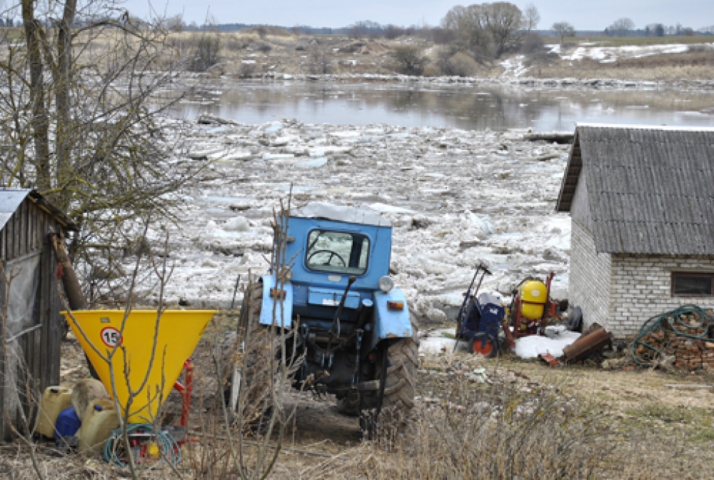 Punslavās ledus krāvumi veidojušies pie pašas sētas. 
Autors: Māris Krūmiņš