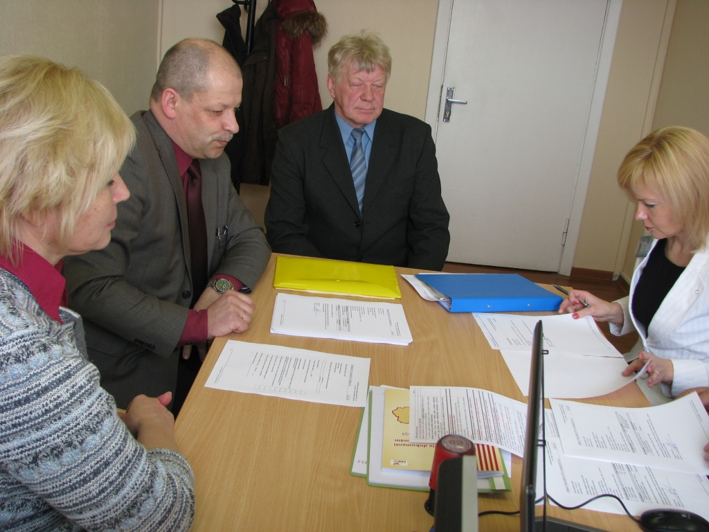 Bauskas novada vēlēšanu komisijas sekretāre pieņem dokumentus no pirmajiem iesniedzējiem – Reformu partijas un Latvijas atdzimšanas partijas apvienotā, saraksta. Tos iesniedz Aija Spriņķe, Aleksandrs Novickis un Aldis Ozols. 
Autors: Vilnis Auzāns