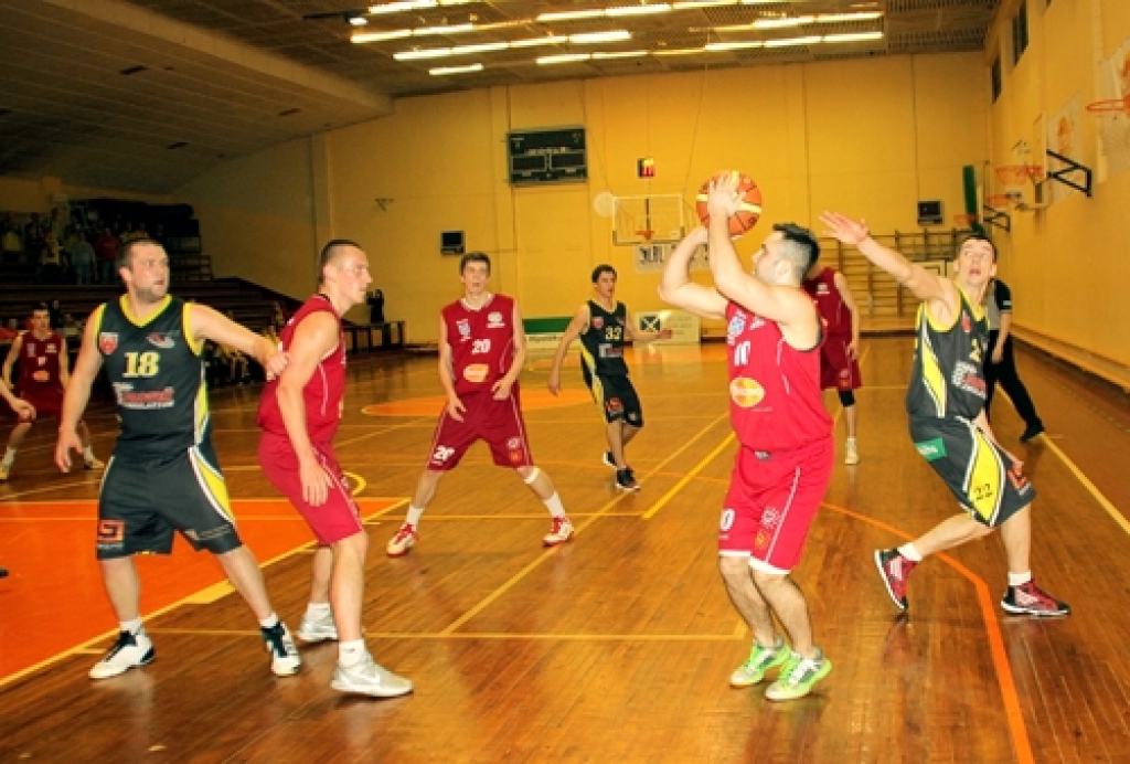 Juris Brūveris (ar bumbu) sezonas pēdējos mačos vada basketbola kluba «Dartija» saspēli. 
Autors: Uldis Varnevičs