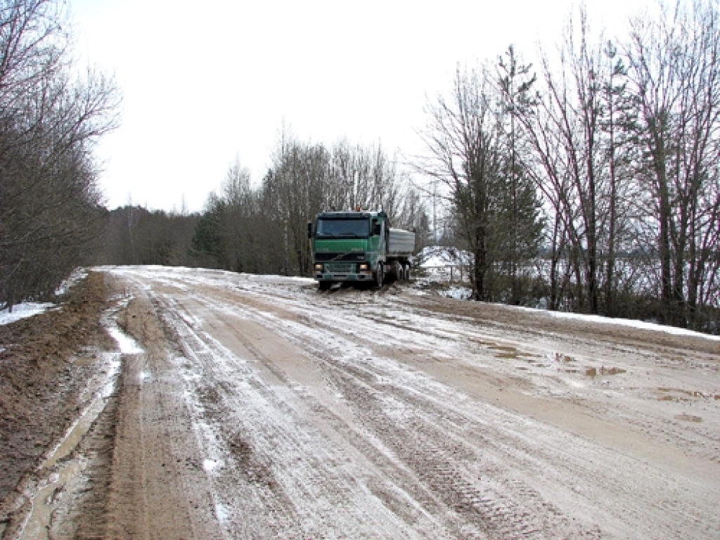 Smagā automašīna izved smiltis no karjera pie Teiveniem Vecsaules pagastā. Izvairoties no aizliedzošām ceļa zīmēm, autovadītājs formāli nav pārkāpis noteikumus. Vai sliktie ceļi tiks saudzēti, atkarīgs no katra uzņēmēja un šofera godaprāta.
Autors: Vilnis Auzāns