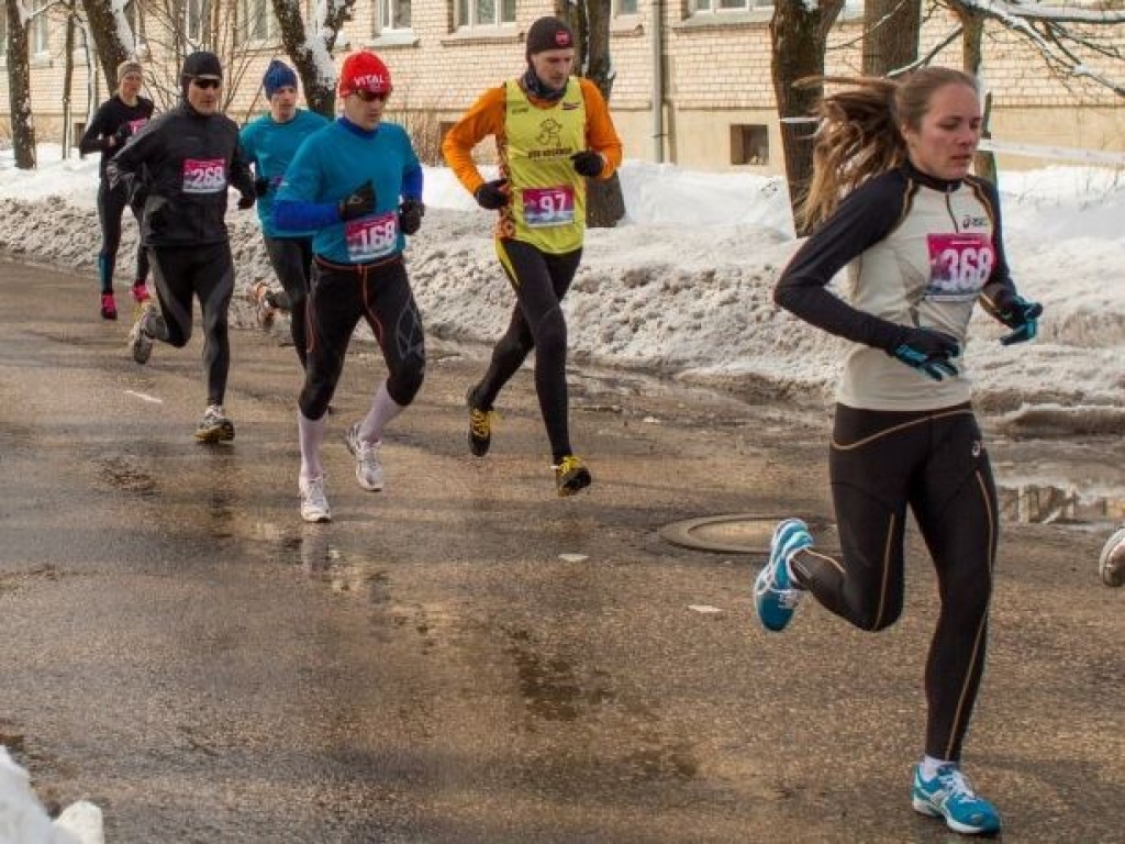 Skriešanas seriāla «Skrien Latvija» pirmajā posmā Rēzeknes pusmaratonā pagājušajā nedēļā 21,0975 kilometru distancē dāmu konkurencē uzvarētājas godā baušķeniece Londonas olimpisko spēļu dalībniece Dace Lina.
Autors: sportacentrs.com