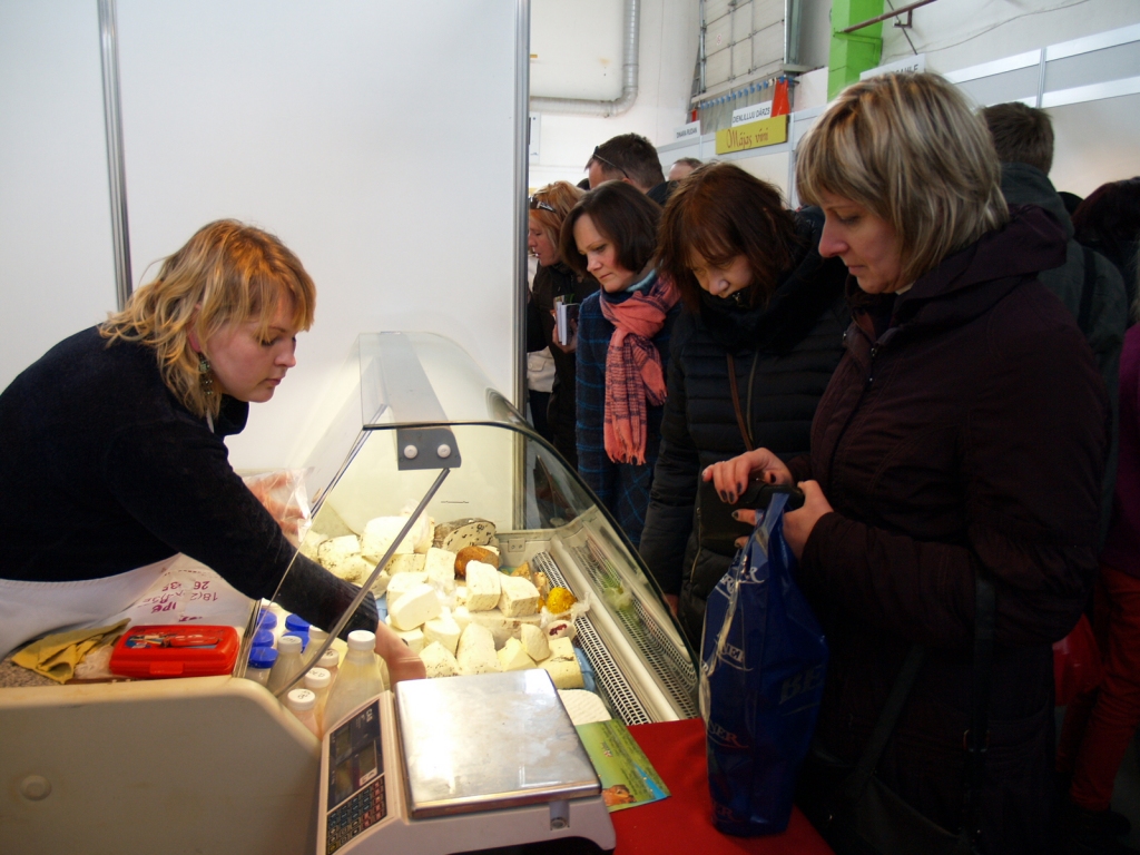 Sandra Lignicka «Celmu» stendā piedāvāja degustēt dažādus sierus.
Autors: Madara Ērgle