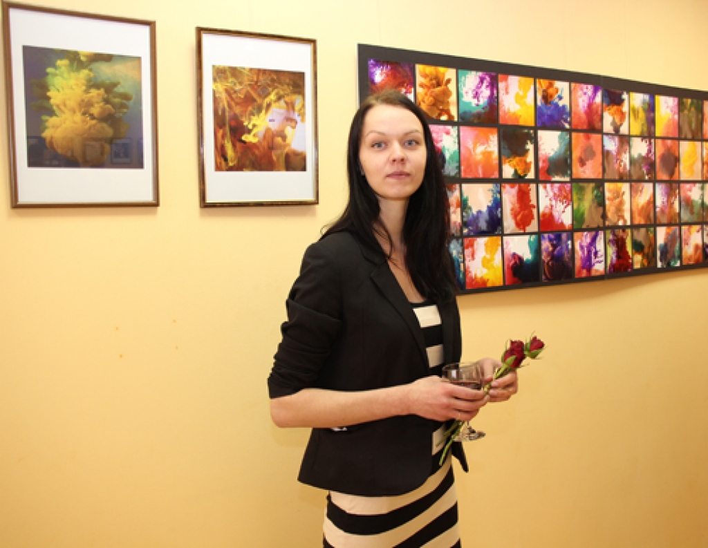 Elīna Ozola beigusi Latvijas Kultūras akadēmijas Kultūras koledžas mākslas menedžmenta un fotogrāfijas nodaļu.
Autors: Kristīne Kociņa