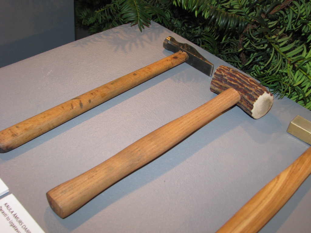 Kaula āmuru, kas izgatavots no brieža raga, izmanto cēlmetālu apstrādei. 
Autors: Vilnis Auzāns