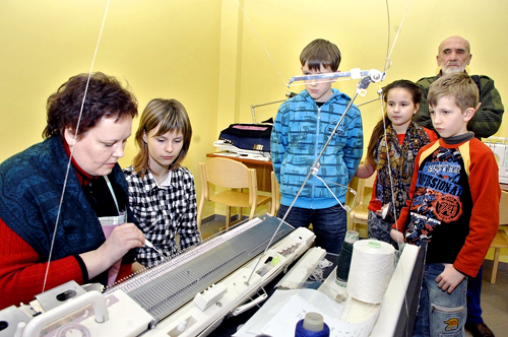 Mašīnadīšanas meistares Daigas Almanes (no kreisās) ieteikumus mēģināja izpildīt Daila Olava.
Autors: Ivars Bogdanovs