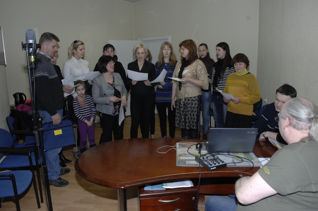 Dziesmu svētku Bauskas zīme top, iedziedot melodiju «Trīs sidraba upes tek». 
Autors: Ivars Bogdanovs