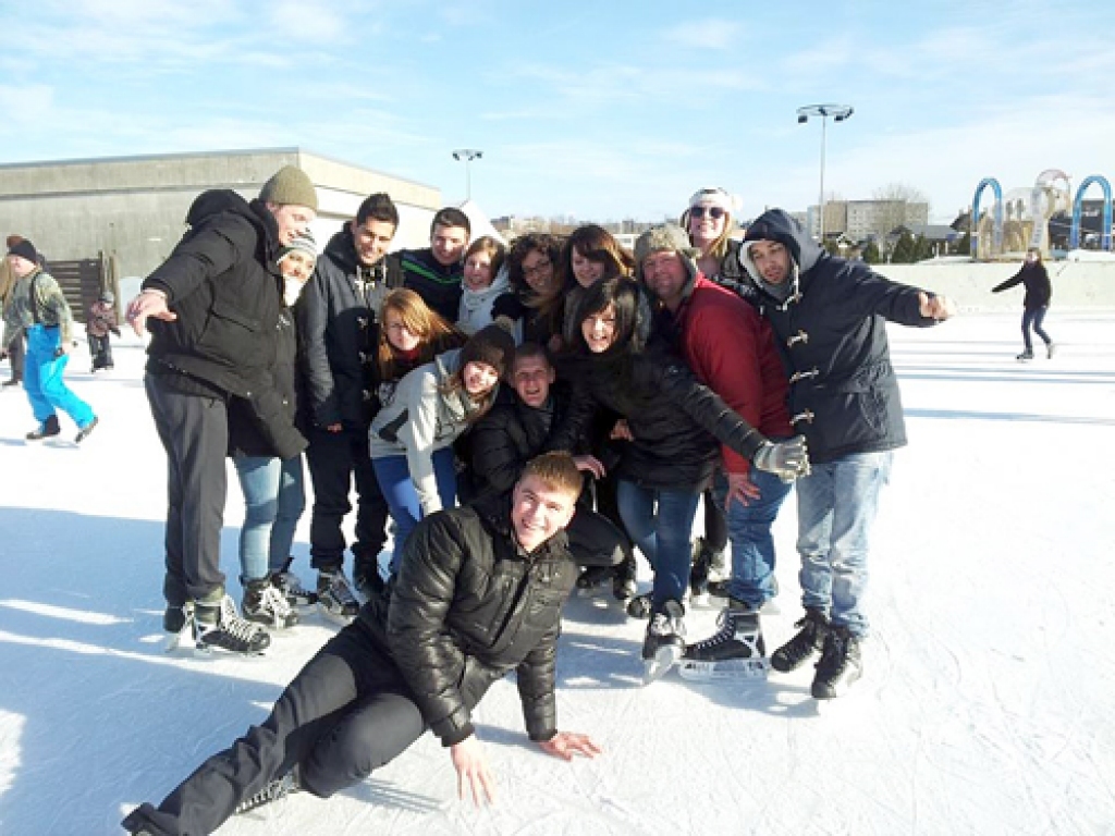 Stelpē notikušā projekta dalībnieki brīvā brīdī baudīja sportiskas izklaides «Lido» slidotavā Rīgā.
Autors: no Kristīnes Rulles albuma