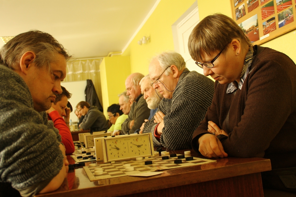 Regīna Pironena spēlē pret dobelnieku Jāni Āriņu. 
Autors: Uldis Varnevičs