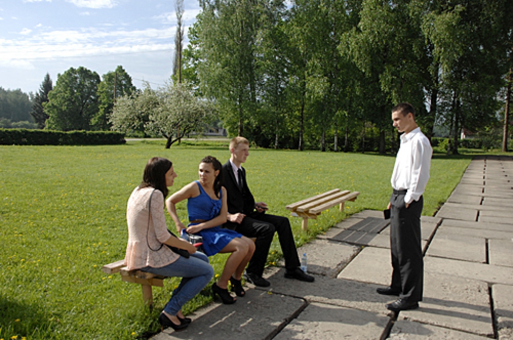 Misas vidusskolas 12. klases audzēkņi 21. maija rītā pusstundu pirms eksāmena sākuma izvēdina galvas. 
Autors: Ivars Bogdanovs