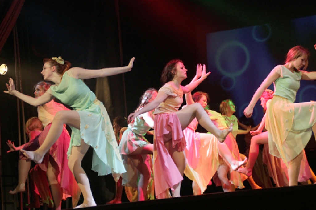 Uz skatuves – «Lēras» meitenes. 
Autors: Uldis Varnevičs