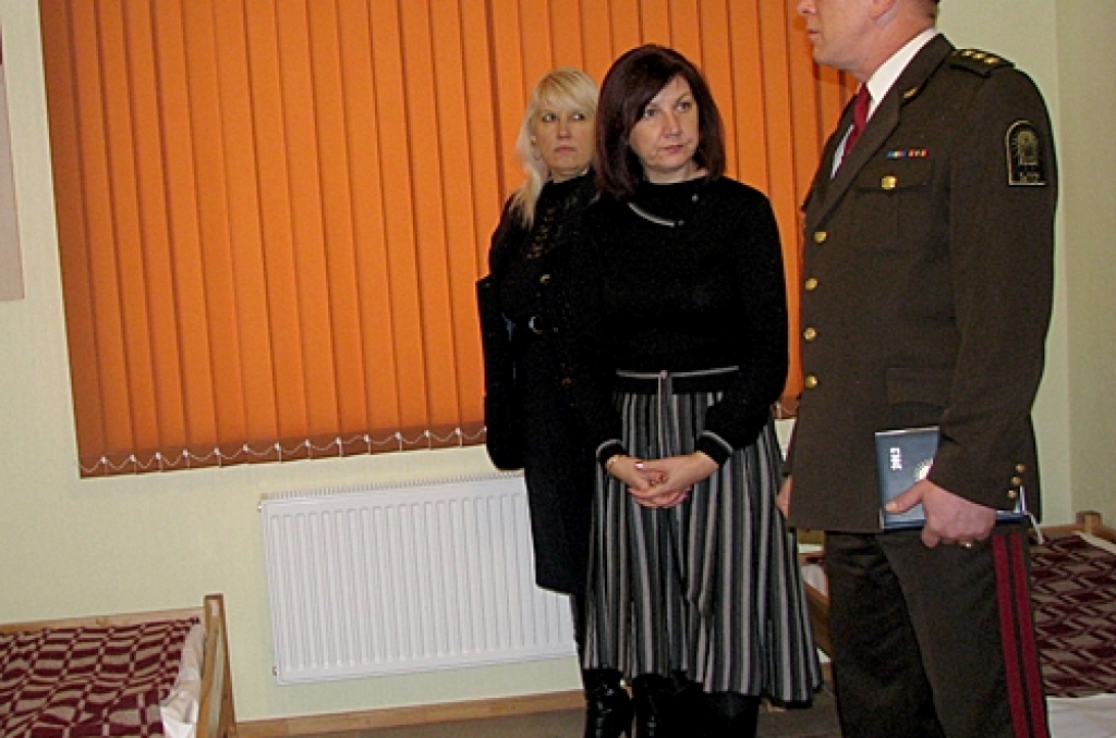 Vecumnieku atklātā tipa cietuma priekšnieks Aigars Starodubcevs kopā ar Ieslodzījuma vietu pārvaldes darbiniecēm Ināru Makārovu (centrā) un Lanu Andriksoni. 
Autors: No «Bauskas Dzīves» arhīva.