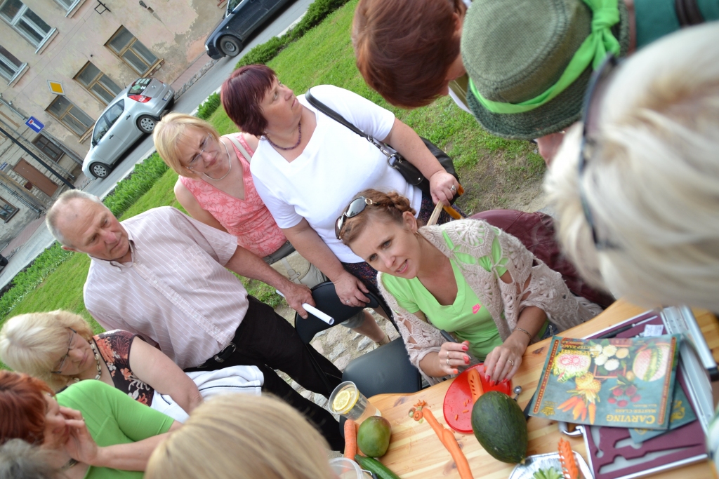 Ļaužu rosība ap dārzeņu daiļgriezēju – kārvinga meistari Olgu Tarvāni.
Autors: Kristaps Ābelnieks