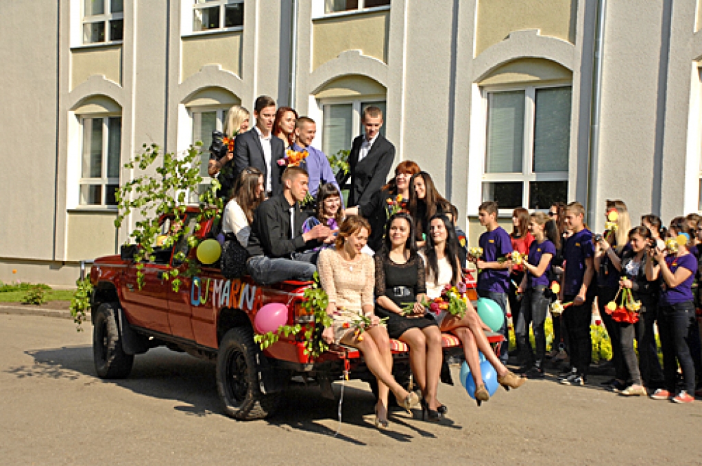 12. klases audzinātāja Marina Lazdiņa  ieradās lielā sarkanā mašīnā, ko rotāja baloni, izplaukuši zari un uzraksts «DJ Marina». 
Autors: Ivars Bogdanovs