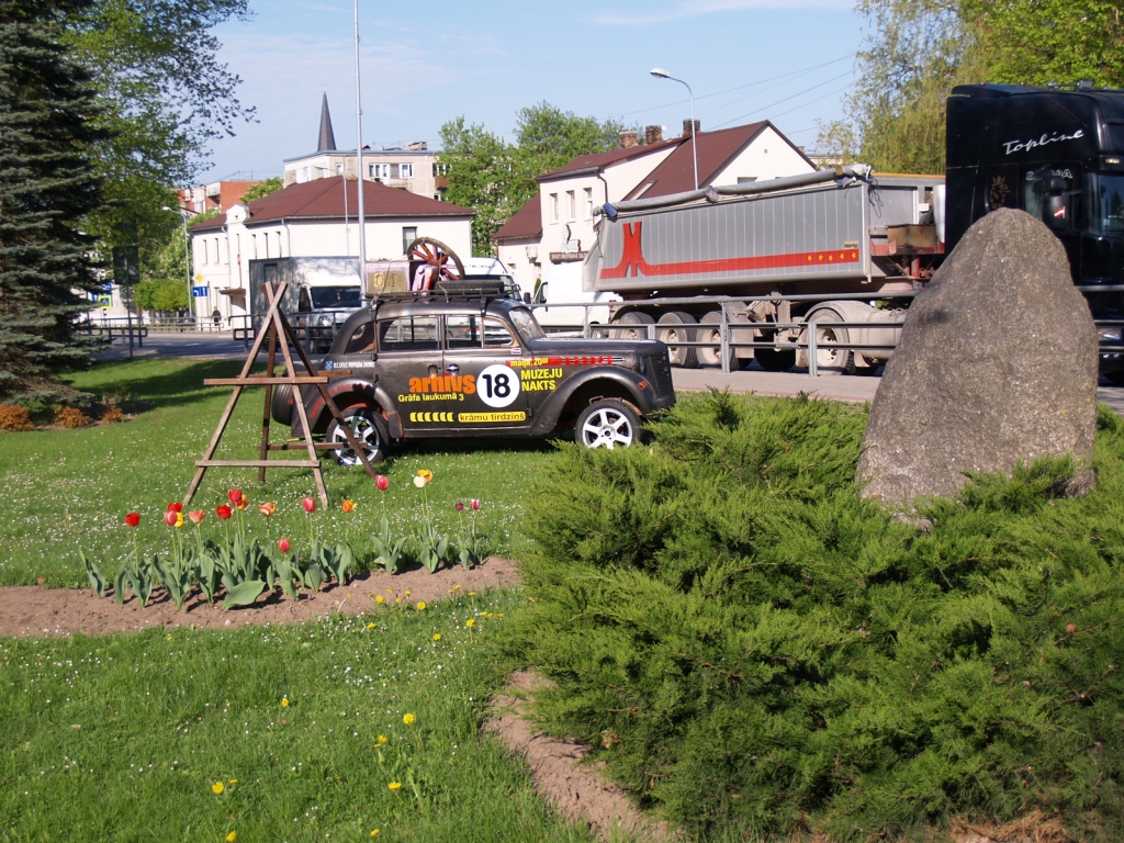 Antīkais auto pie kultūras nama Iecavā ir labi pazīstams biedrības «Arhīvs» sarīkojumu vēstnesis.
Autors: Antra Ērgle