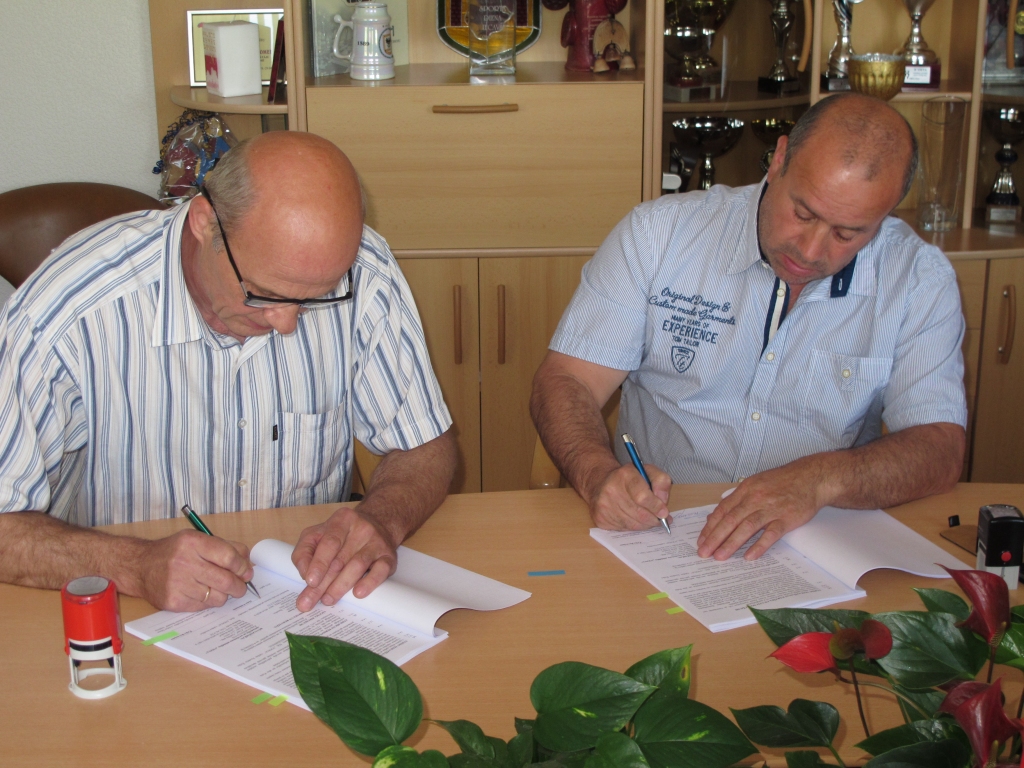 Līgumu paraksta Bauskas novada domes priekšsēdētāja vietnieks Jānis Feldmanis (no kreisās) un SIA «Viona» valdes loceklis Ēriks Ravezjans
Autors: Lelde Podniece